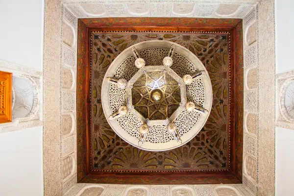 Ben Youssef Medersa 'da güzel bir avize