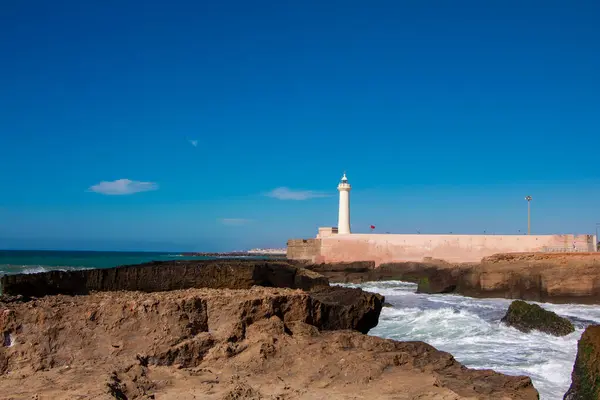 Mavi gökyüzü olan Rabat Deniz Feneri