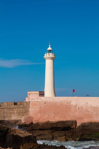 Mavi gökyüzü olan Rabat Deniz Feneri