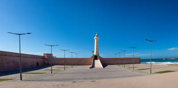 Mavi gökyüzü olan Rabat Deniz Feneri