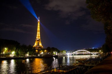 Eyfel Kulesi Paris geceleri