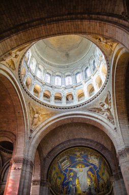 Paris 'teki Sacre-Coeur Bazilikasının içinde.