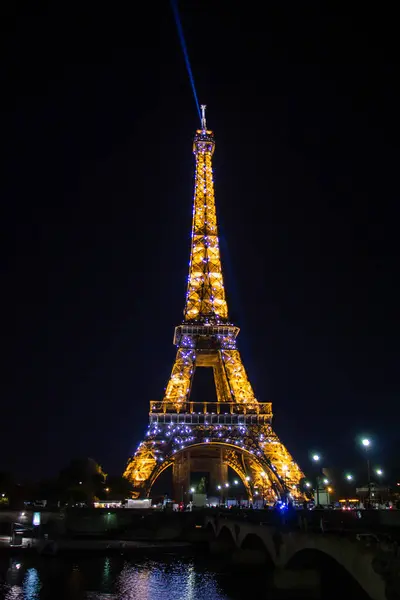 Eyfel Kulesi Paris geceleri