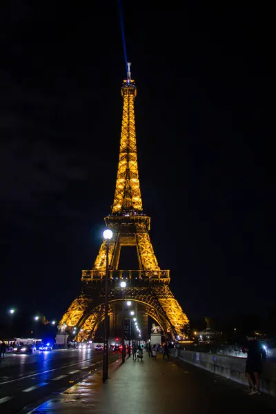 Eyfel Kulesi Paris geceleri