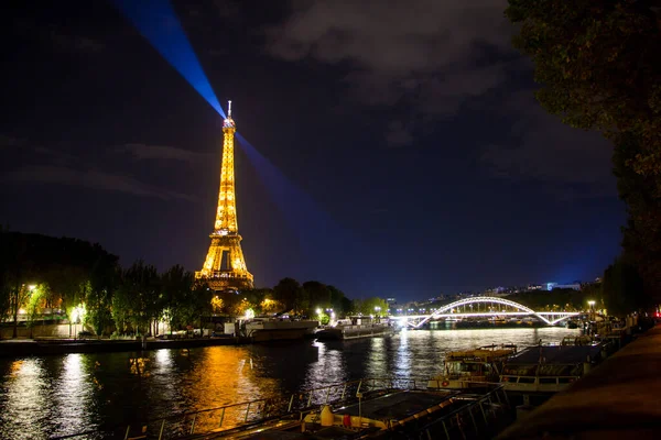 Eyfel Kulesi Paris geceleri