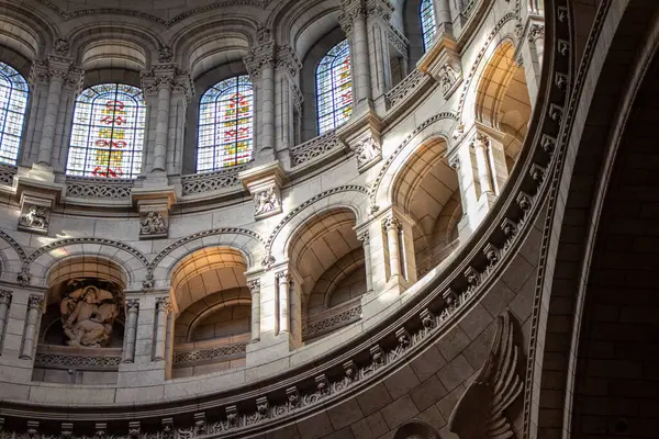 Paris 'teki Sacre-Coeur Bazilikasının içinde.