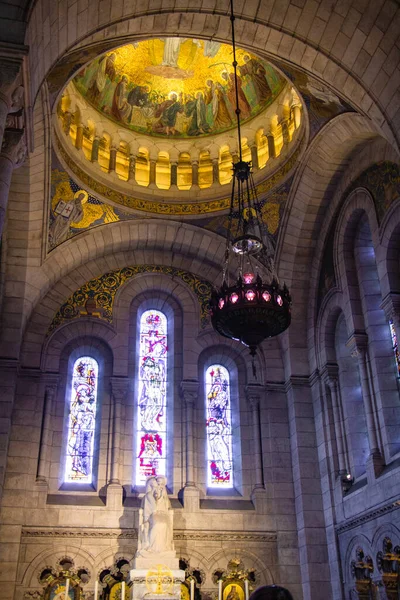 Paris 'teki Sacre-Coeur Bazilikasının içinde.