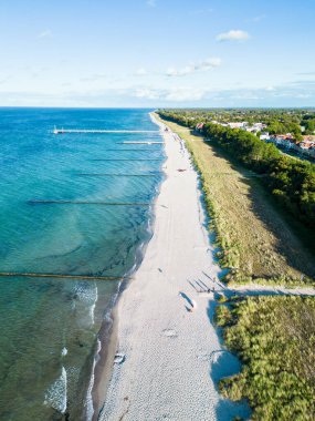 Zingst 'teki sahilin havadan görüntüsü.