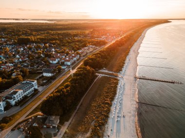 Gün batımında Zingst 'in hava görüntüsü