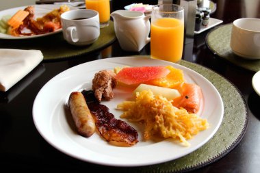 Lezzetli bir kahvaltının yakın çekimi.