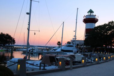 Hilton Head Adası 'ndaki Liman Kasabası' nda gün batımı