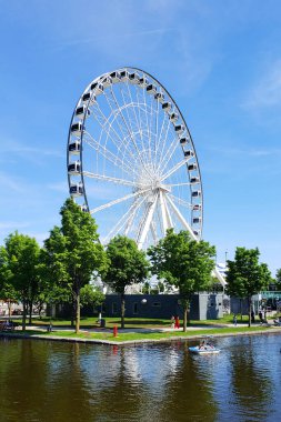 Parktaki nehirde dönme dolap..