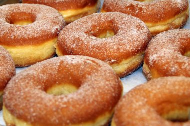 Üzerine şeker tozu sürülmüş çörek.