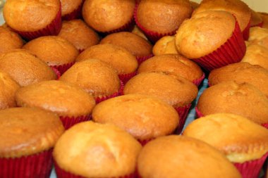 Taze ev yapımı tatlı mısır kekleri. 