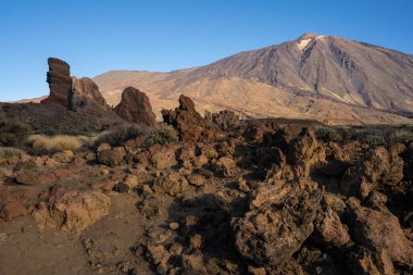 Teide Dağı 'nın manzarası. Pico de Teide mavi gökyüzü ve arkasında bulutlar. Tenerife, İspanya, Avrupa.