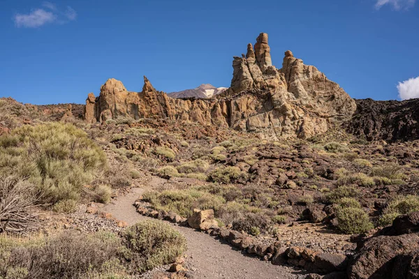 Los Roques de Garcia, Tenerife, Teide Ulusal Parkı, İspanya. Kahverengi kayalar, volkanik manzara Los Roques de Garcia yürüyüşü. Teide Dağı 'nın görüntüsü.