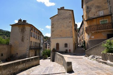 Entrevaux, Provence, Fransa. Küçük romantik antik köy. Arka planda mavi gökyüzü olan köy sokaklarına bak..