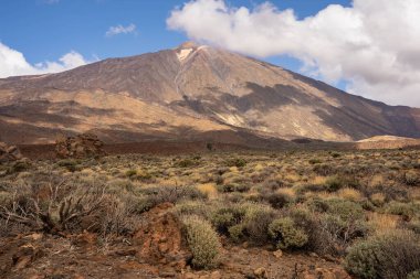 Teide Dağı 'nın manzarası. Pico de Teide mavi gökyüzü ve arkasında bulutlar. Tenerife, İspanya, Avrupa.