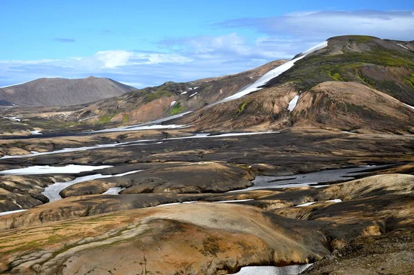 Landmannalaugar 在冰岛壮观的彩虹山脉 一个五彩缤纷的高地之旅 五彩缤纷的山 部分被雪覆盖着 — 图库照片