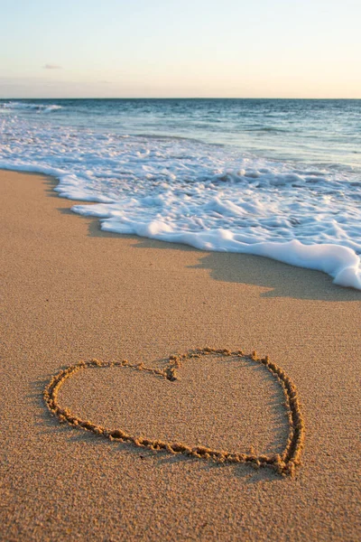 Сердце Нарисованное Песке Пляже Закате Форме Сердца Символ Сердца Любовью Стоковое Фото