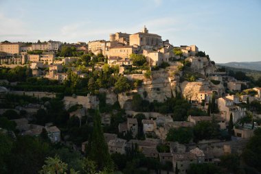 Günbatımında Gordes şehri manzarası, Provence, Fransa. Ortaçağ şehri manzarası.
