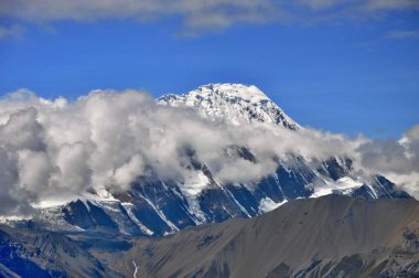 Gangapurna dağının bulutlardaki görüntüsü. Himalaya Dağları, Annapurna Gezisi, Manang Bölgesi, Nepal, Asya. Karlı Himalaya Dağları.