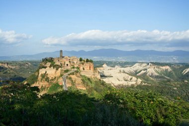 Civita di Bagnoregio şehrinin manzarası, Orta İtalya 'da Viterbo ili, Avrupa. Gün batımında bir tepenin üzerindeki şehir manzarası.