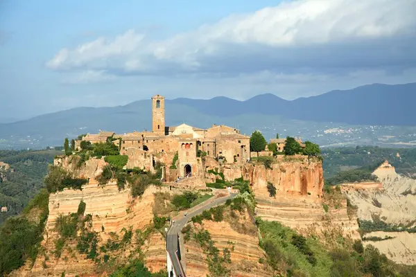 Civita di Bagnoregio şehrinin manzarası, Orta İtalya 'da Viterbo ili, Avrupa. Gün batımında bir tepenin üzerindeki şehir manzarası.