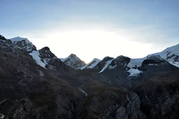 Güneş doğarken Thorong Phedi 'den Annapurna Massive' in görüntüsü. Annapurna Trek, Himalaya, Nepal, Asya.