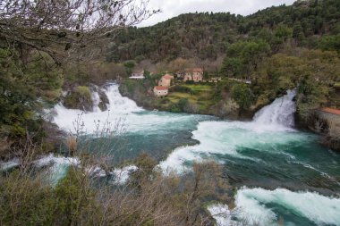 Krka Ulusal Parkı 'ndaki şelalelerin manzarası. Hırvatistan ve Avrupa.