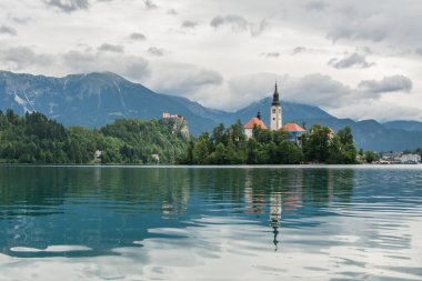 Slovenya 'daki Bled Gölü manzarası. Göldeki Meryem Ana Kilisesi 'nin yansıması..