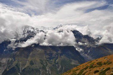 Gangapurna dağının bulutlardaki görüntüsü. Himalaya Dağları, Annapurna Gezisi, Manang Bölgesi, Nepal, Asya. Karlı Himalaya Dağları.