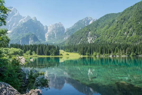 Lago di Fusine, İtalya, Avrupa manzarası. Göldeki dağların yansıması..