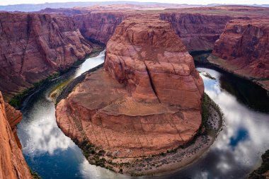 Horseshoe Bend 'den Colorado Nehri manzarası. Arizona, ABD.
