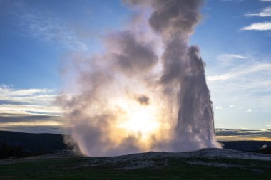 Gün batımında Sadık Gayzer. Yellowstone Ulusal Parkı, Wyoming, ABD.