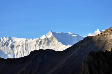 Güneş doğarken Thorong Phedi 'den Annapurna Massive' in görüntüsü. Annapurna Trek, Himalaya, Nepal, Asya.