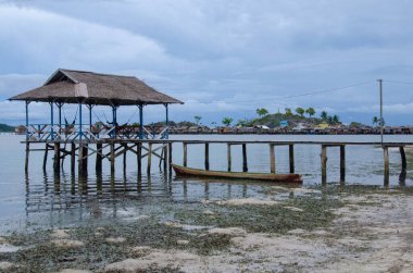 Malenge 'deki Bajo köyü, Togian Adaları, Sulawesi, Endonezya. Deniz çingenesi. Denizde bir köy inşa edildi..