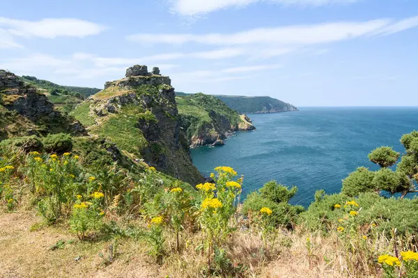 Kayalar Vadisi, Lynmouth, Lynton, Birleşik Krallık, Avrupa. Galler 'deki kayalıkların manzarası.