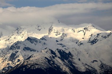 Kafkas dağlarının kar, Mestia ve Gerogia ile kaplı görüntüsü. Karla kaplı dağlar.