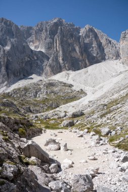 Dolomitler 'in dağlarının manzarası. Lago di Popera, Bertihtte, Padola, İtalya, Avrupa.