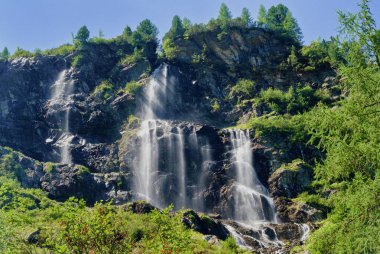Steirischer Bodensee Şelalesi manzarası. Haus im Ennstal, Avusturya.