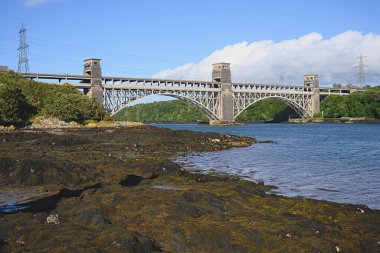 Britanya Köprüsü manzarası. Pont Britannia, Anglesey, Galler.