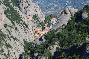 Santa Maria de Montserrat Manastırı ve çevresindeki dağların manzarası. Montserrat Manastırı, Barselona, İspanya.
