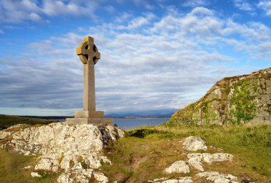 Llanddwyn Adası 'ndaki Kelt Haçı, Anglesey, Galler.