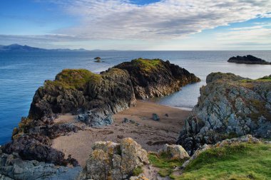 Anglesey 'deki Newborough plajı manzarası. Anglesey 'de bir plaj. Galler 'de plaj. Newborough, Galler, Birleşik Krallık, Avrupa 'da deniz kenarı.