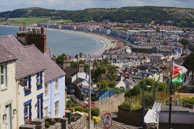 Llandudno şehri ve Llandudno Güvertesi manzarası. Galler, Birleşik Krallık.