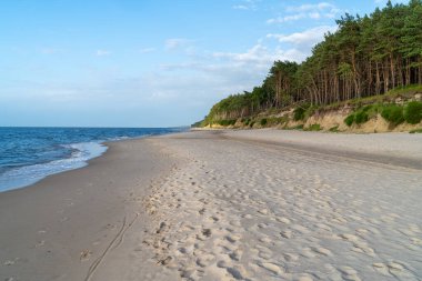 Dziwnowek 'teki beyaz kumlu plaj. Idyllic plajı. Baltık Denizi, Dziwnwek, Polonya, Avrupa.