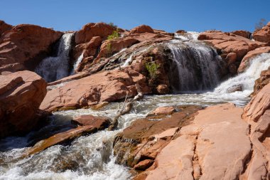 Gunlock Falls, Gunlock State Park, St. George, Utah, ABD. Şelaleler, kırmızı kayalar.