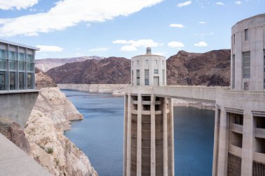 Colorado nehrindeki Hoover Barajı manzarası. ABD.