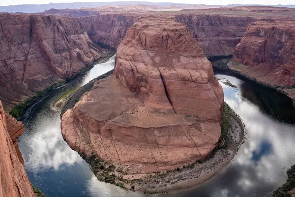 Horseshoe Band 'den Colorado Nehri manzarası. Arizona, ABD. Renkli kayalar. 